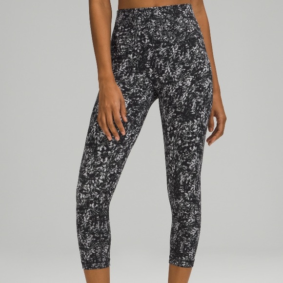 🔥 Lululemon Align 21” Blossom Black Size 4 or 6 - Picture 2 of 9